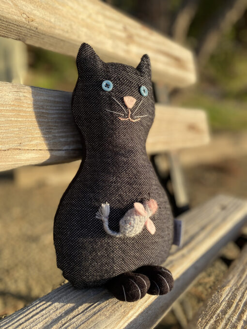 μαύρη γάτα με ποντικάκι