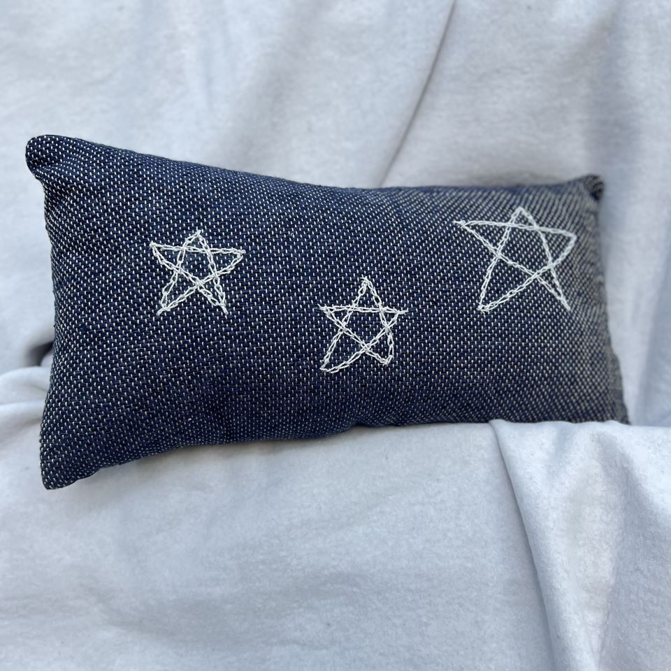 Χριστουγεννιάτικα Υφαντά Μαξιλάρα Αστέρια και Χιονονιφάδα – Σκούρο Μπλε με Ασημί Χειροποίητο Κέντημα - Image 5
