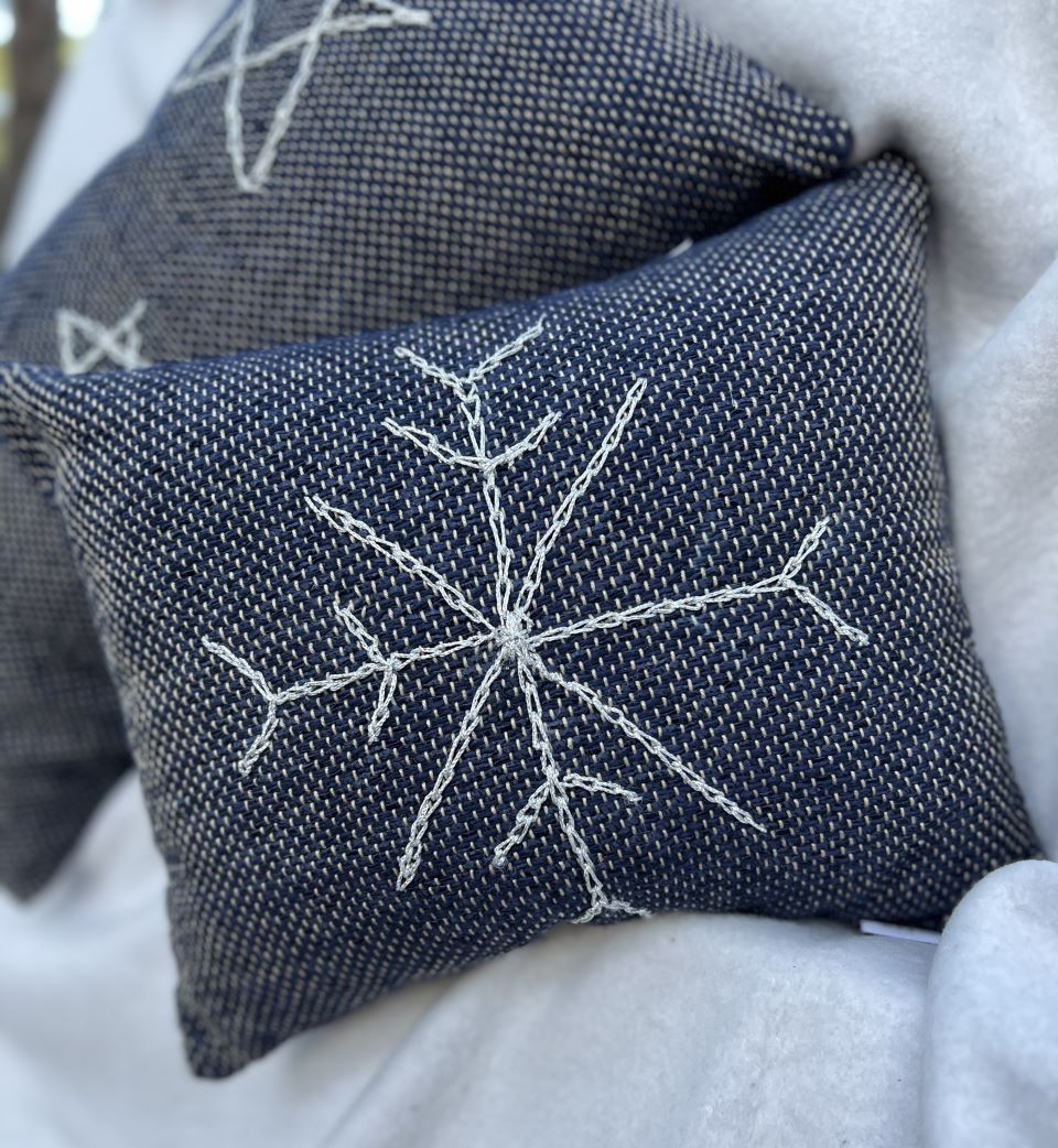 χειροποίητα χριστουγεννιάτικα υφαντά μαξιλάρια με κεντημενα αστέρια και χιονονιφάδα