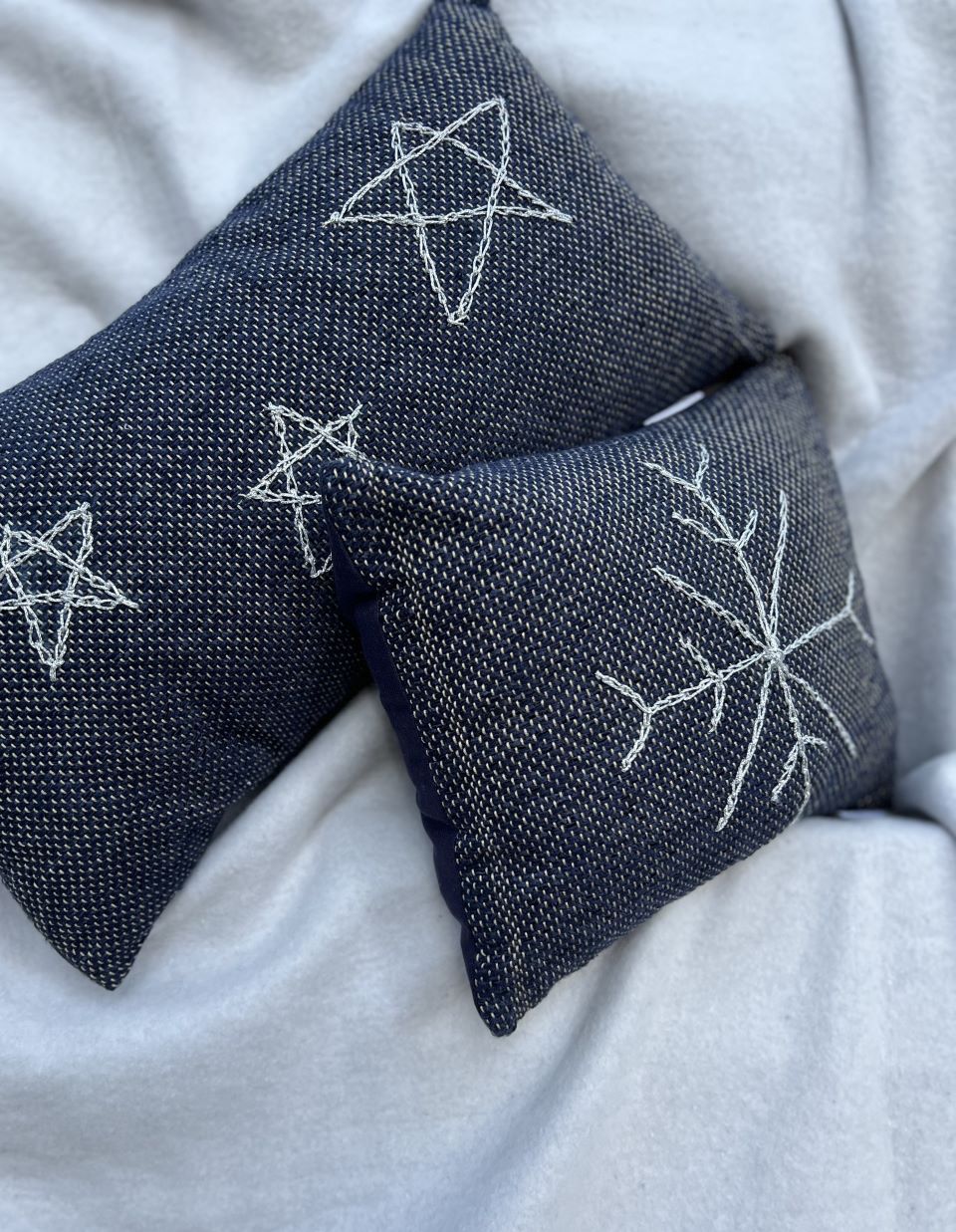 Χριστουγεννιάτικα Υφαντά Μαξιλάρα Αστέρια και Χιονονιφάδα – Σκούρο Μπλε με Ασημί Χειροποίητο Κέντημα - Image 4