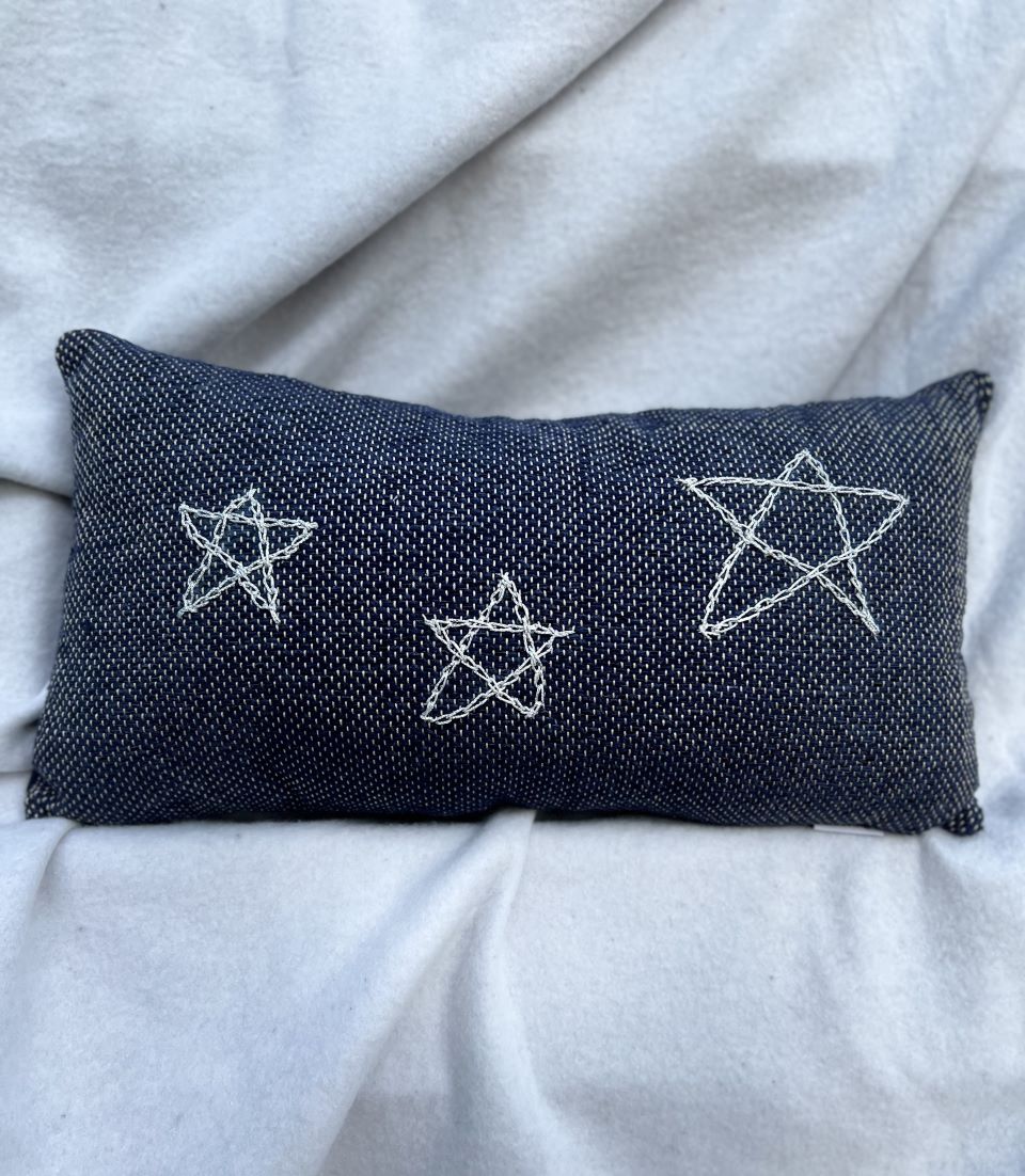 χειροποίητο χριστουγεννιάτικο μαξιλάρι από υφαντό ύφασμα με κεντημένα ασημί αστέρια