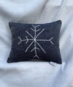 χριστουγεννιάτικο χειροποίητο υφαντό μαξιλάρι μπλε σκούρο με κεντημένη ασημί χιονονιφάδα