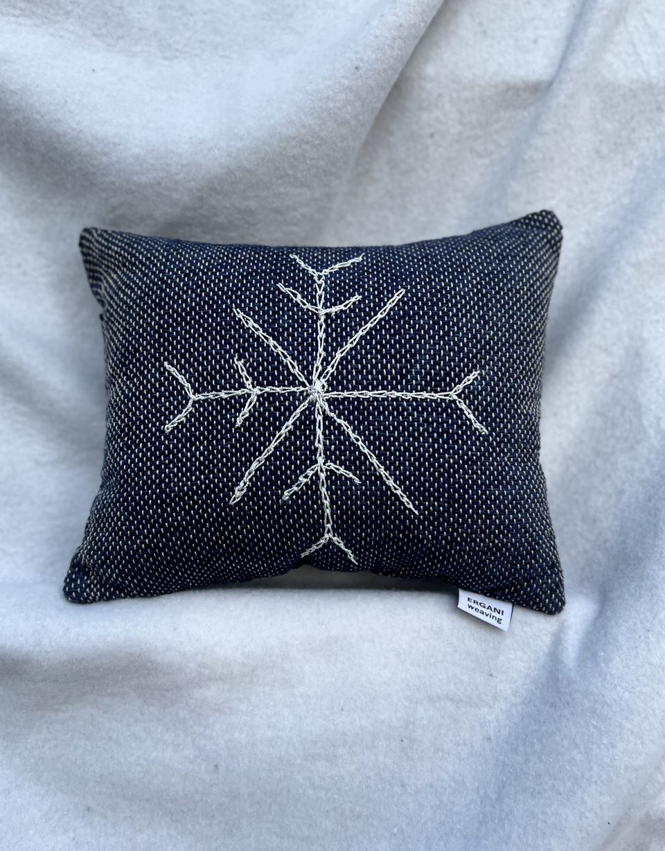 χριστουγεννιάτικο χειροποίητο υφαντό μαξιλάρι μπλε σκούρο με κεντημένη ασημί χιονονιφάδα