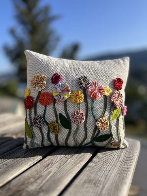 μαξιλάρι με πολύχρωμα λουλούδια