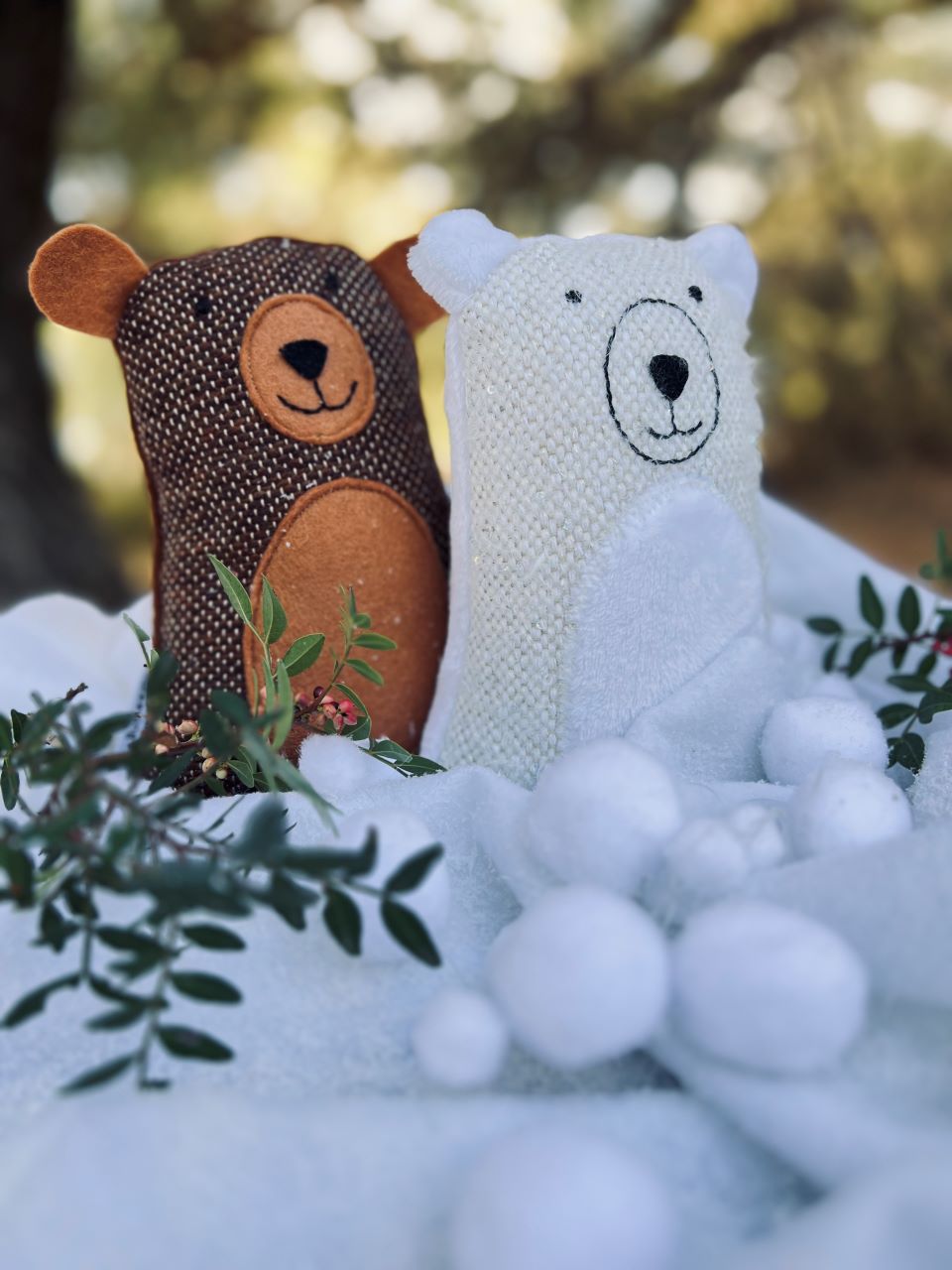 χειροποίητα υφαντά αρκουδάκια ERGANI λευκό και καφέ